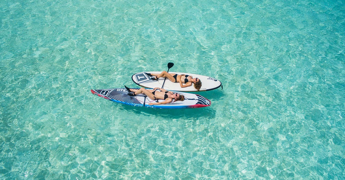 Dos chicas en paddle board en Ibiza