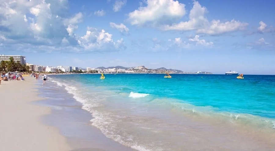 La playa de Playa d'en Bossa cerca de nuestro hotel en Playa d'en Bossa Ibiza